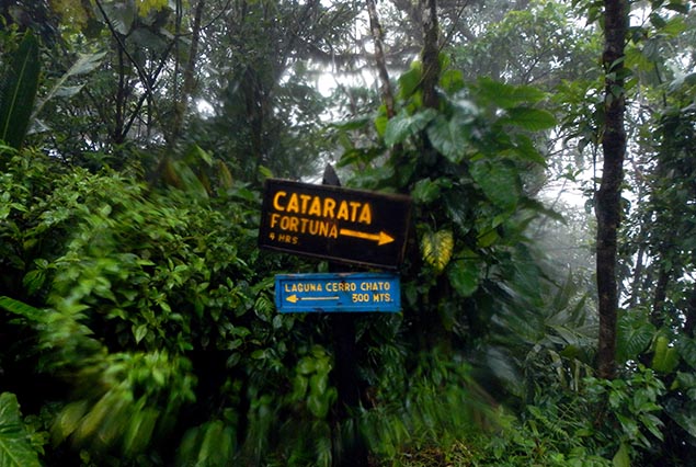 hiking Cerro Chato laguna sign