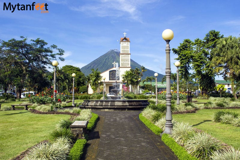 La Fortuna, Costa Rica: Park, church and volcano view